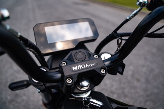 Motocicleta electrica, baterii litiu detasabile, motor 3000W, negru - Miku Super